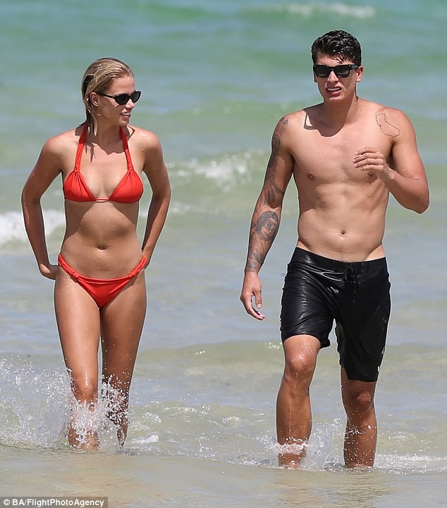 Hailey Clauson thiêu đốt ánh nhìn với bikini 'rực lửa' - ảnh 5