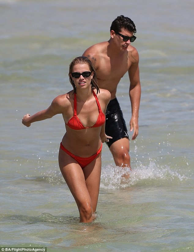 Hailey Clauson thiêu đốt ánh nhìn với bikini 'rực lửa' - ảnh 8