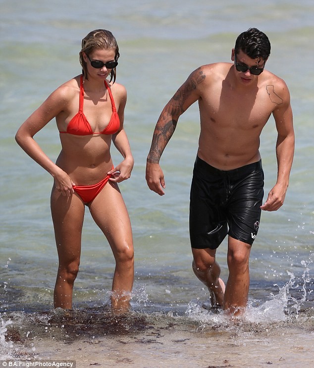 Hailey Clauson thiêu đốt ánh nhìn với bikini 'rực lửa' - ảnh 10
