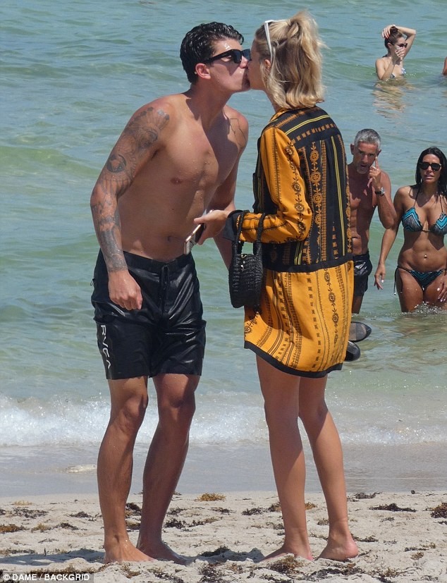 Hailey Clauson khoe dáng 'tạc tượng', vô tư tình tứ bạn trai trên biển - ảnh 6