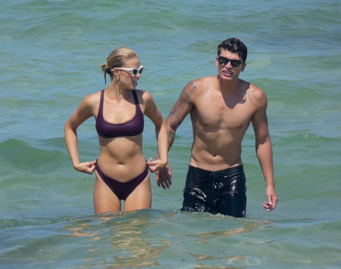 Hailey Clauson khoe dáng 'tạc tượng', vô tư tình tứ bạn trai trên biển - ảnh 4