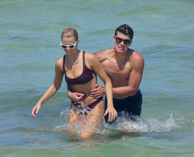 Hailey Clauson khoe dáng 'tạc tượng', vô tư tình tứ bạn trai trên biển - ảnh 5