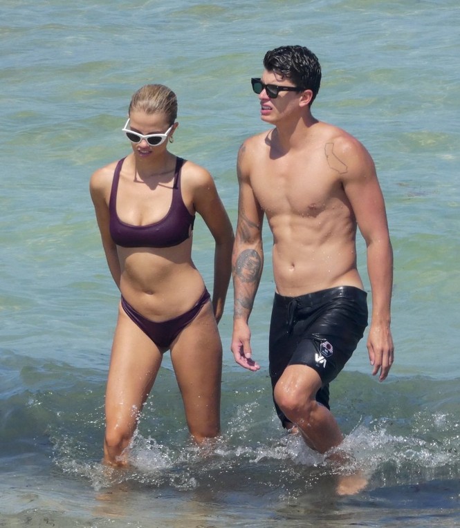 Hailey Clauson khoe dáng 'tạc tượng', vô tư tình tứ bạn trai trên biển - ảnh 2