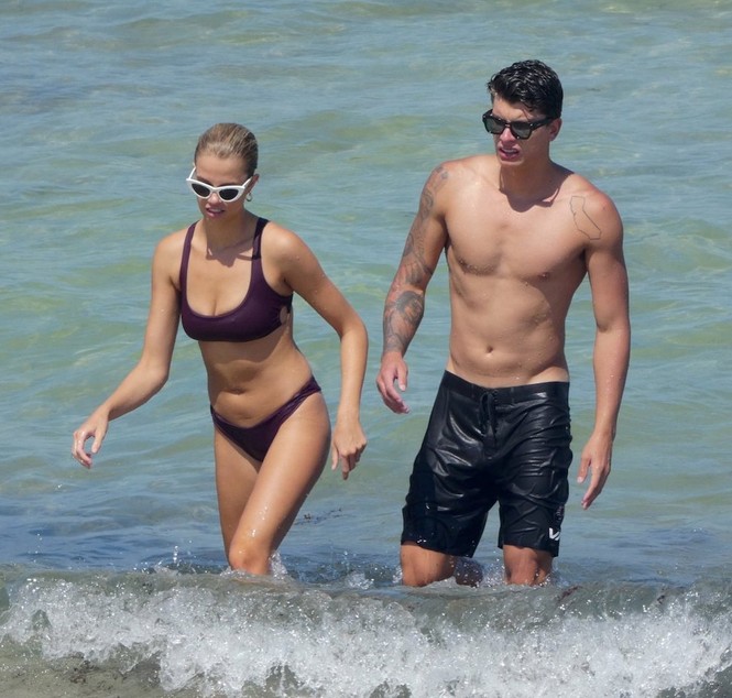 Hailey Clauson khoe dáng 'tạc tượng', vô tư tình tứ bạn trai trên biển - ảnh 3