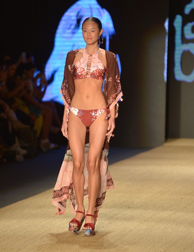 Ngất ngây ngắm các siêu mẫu khoe body gợi cảm với bikini - ảnh 2