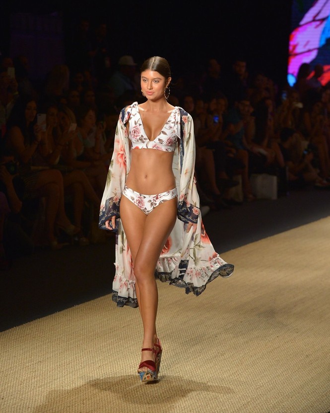 Ngất ngây ngắm các siêu mẫu khoe body gợi cảm với bikini - ảnh 4