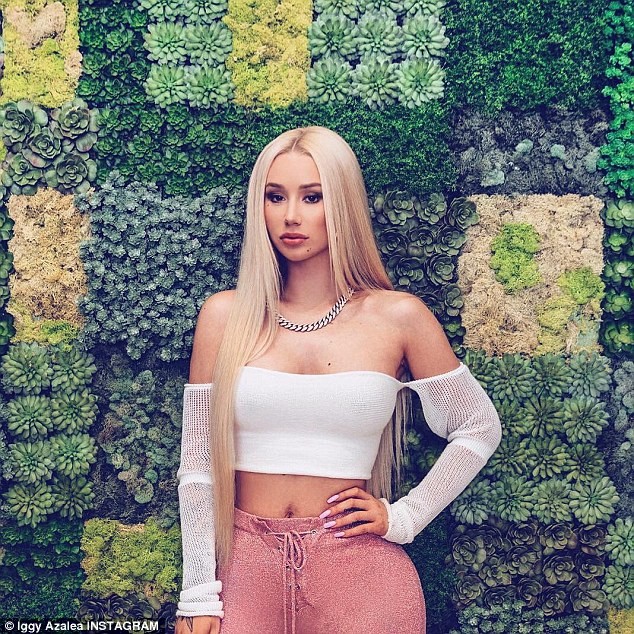 Nữ rapper sexy nhất thế giới khoe vai trần gợi cảm và vòng 3 khủng - ảnh 2