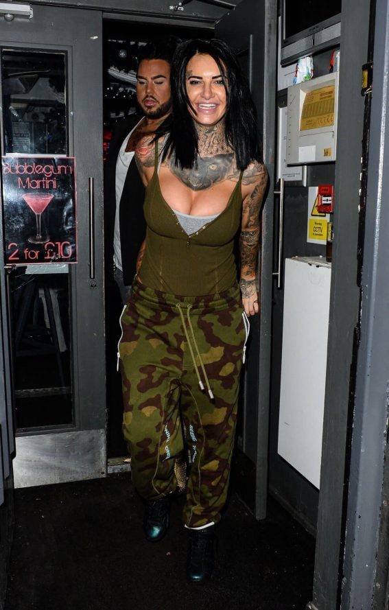 Mặc bikini cắt xẻ, Jemma Lucy gây sốc với cơ thể phủ kín hình xăm - ảnh 6