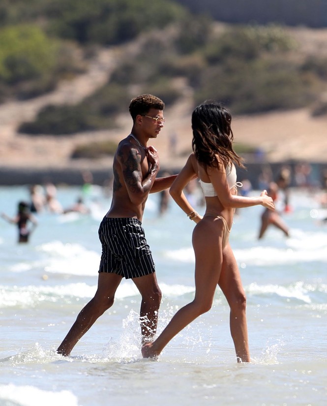 Mẫu nội y Ruby Mae gợi cảm, tung tăng dạo biển bên tiền vệ Dele Alli - ảnh 1
