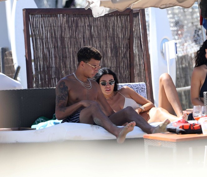 Mẫu nội y Ruby Mae gợi cảm, tung tăng dạo biển bên tiền vệ Dele Alli - ảnh 2