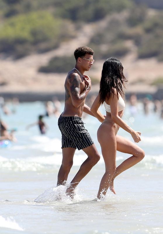 Mẫu nội y Ruby Mae gợi cảm, tung tăng dạo biển bên tiền vệ Dele Alli - ảnh 3