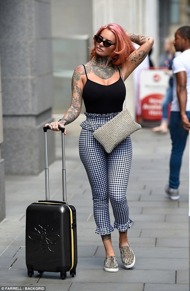 'Nữ hoàng xăm trổ' Jemma Lucy áo trễ ngực không nội y dạo phố - ảnh 5