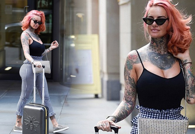 'Nữ hoàng xăm trổ' Jemma Lucy áo trễ ngực không nội y dạo phố - ảnh 1