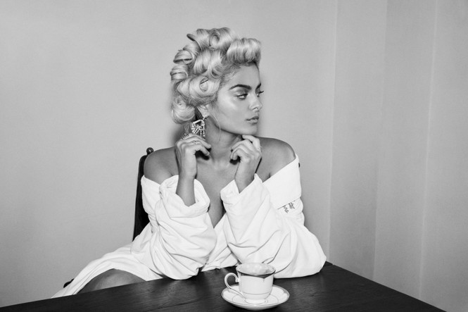 Ca sĩ đình đám Bebe Rexha 'cởi đồ' trên tạp chí gây xao xuyến - ảnh 3