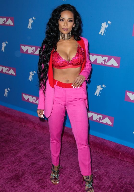 Erica Mena khoe đường cong 'nghẹt thở' với nội y - ảnh 3