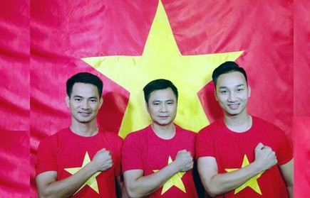 MC Hoài Anh và Xuân Bắc, Tự Long, gửi quà độc đáo tặng U23 Việt Nam - ảnh 2