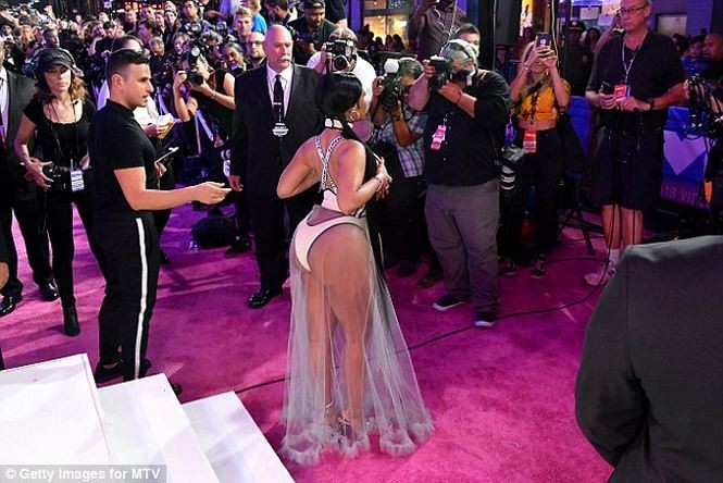 Nicki Minaj gặp sự cố lộ ngực khi đang biểu diễn - ảnh 4