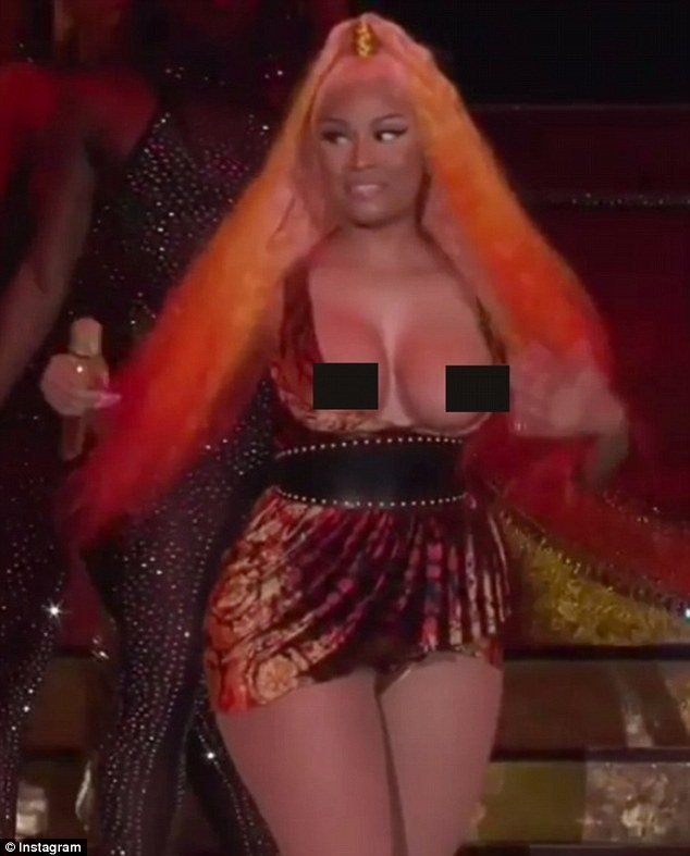 Nicki Minaj gặp sự cố lộ ngực khi đang biểu diễn - ảnh 1