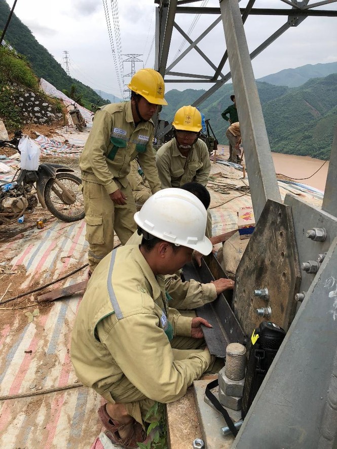 Công nhân truyền tải điện gồng mình khắc phục hậu quả của mưa lũ - ảnh 2