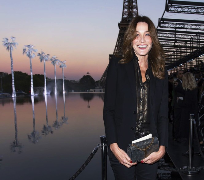 Vóc dáng siêu mẫu của cựu đệ nhất phu nhân Pháp Carla Bruni - ảnh 1