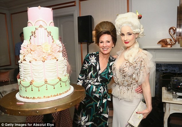 Gặp lại vũ nữ thoát y sexy nhất thế giới Dita Von Teese - ảnh 1