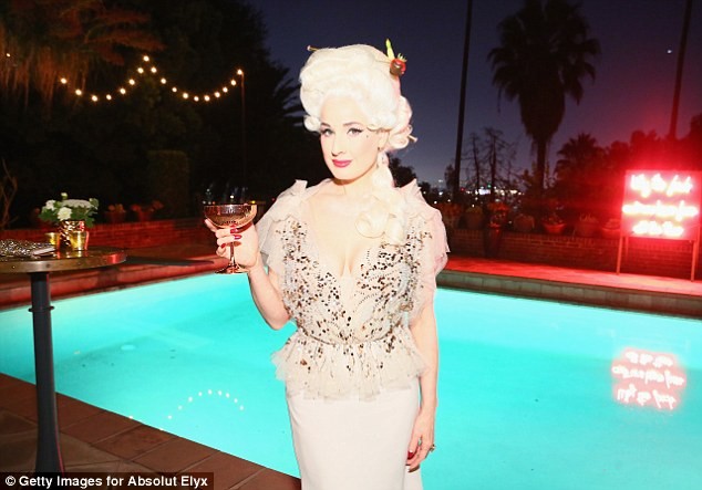 Gặp lại vũ nữ thoát y sexy nhất thế giới Dita Von Teese - ảnh 4