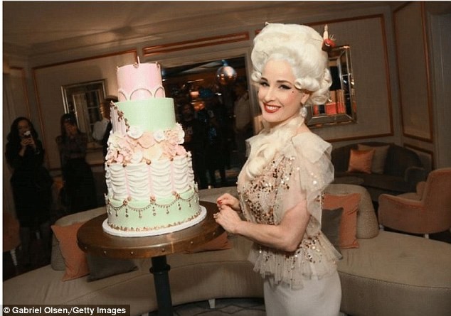 Gặp lại vũ nữ thoát y sexy nhất thế giới Dita Von Teese - ảnh 5