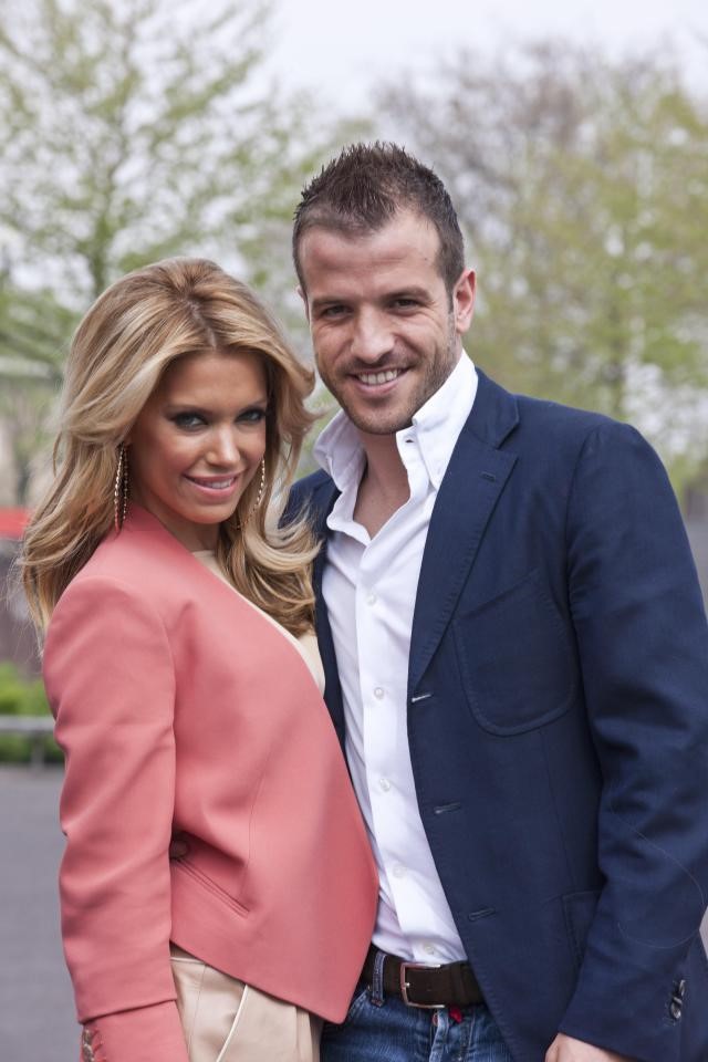 Vợ cũ của Van der Vaart quá gợi cảm với váy ren khoét xẻ bạo - ảnh 6