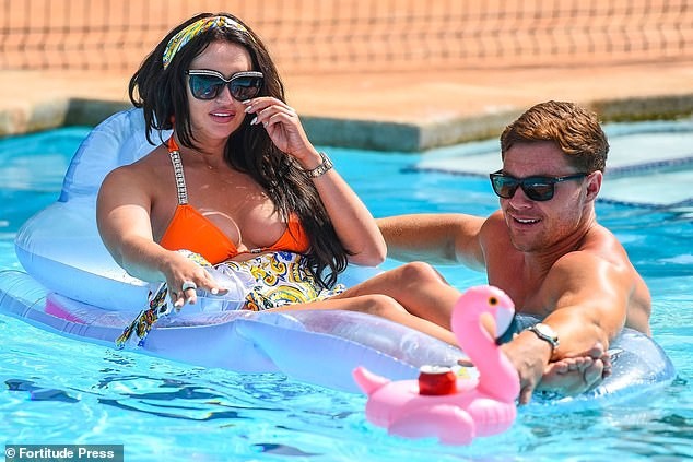 Charlotte Dawson nóng 'rực lửa', không ngừng tình tứ với bạn trai - ảnh 4