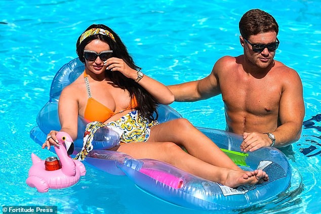 Charlotte Dawson nóng 'rực lửa', không ngừng tình tứ với bạn trai - ảnh 5