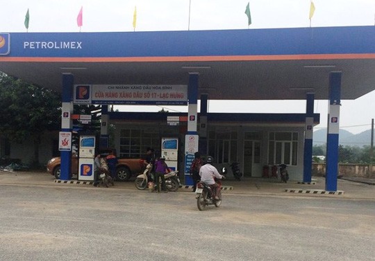 Nam thanh niên nằm bất động trên vũng máu ở cây xăng - ảnh 1