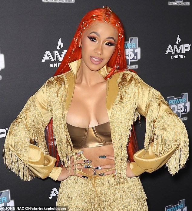 Cardi B suýt lộ ngực vì váy hở bạo, nhảy sung trên sân khấu - ảnh 2