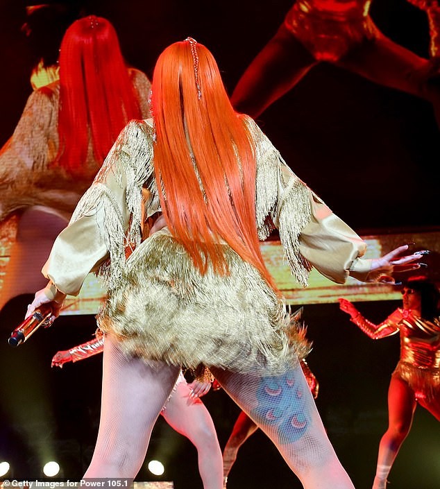 Cardi B suýt lộ ngực vì váy hở bạo, nhảy sung trên sân khấu - ảnh 5
