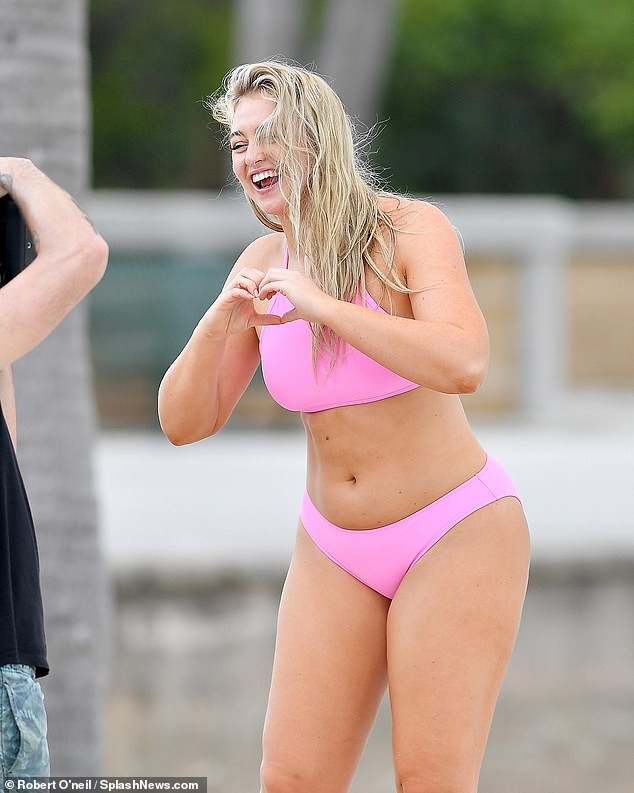 Người mẫu ngoại cỡ Iskra Lawrence chụp hình nóng bỏng với loạt bikini - ảnh 3