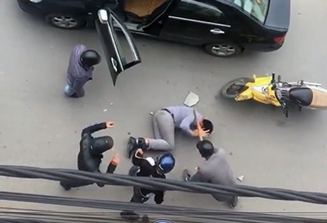 Lộ nguyên nhân vụ tài xế bị lôi khỏi ô tô, đánh dã man trên đường - ảnh 2