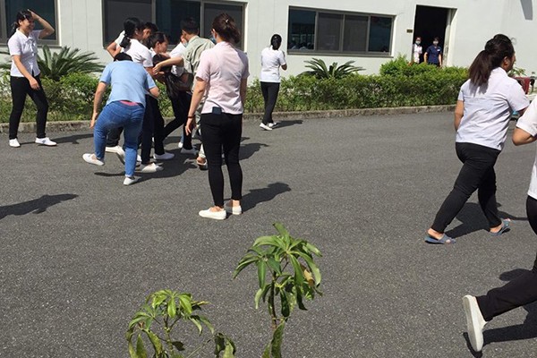 Nghi bị ngộ độc khí, hàng loạt công nhân cấp cứu khẩn cấp - ảnh 2