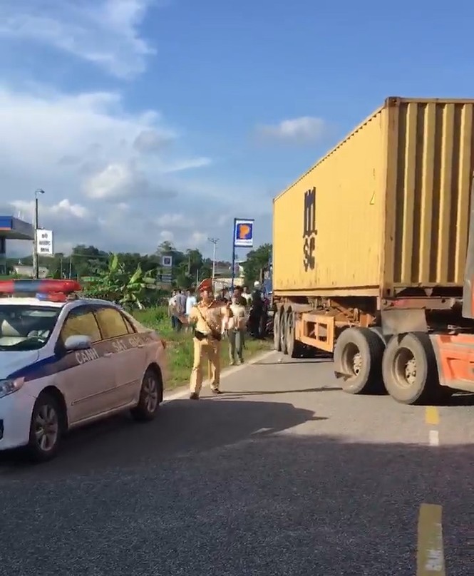 CSGT huy động xe container chắn đường để truy bắt ma túy - ảnh 1
