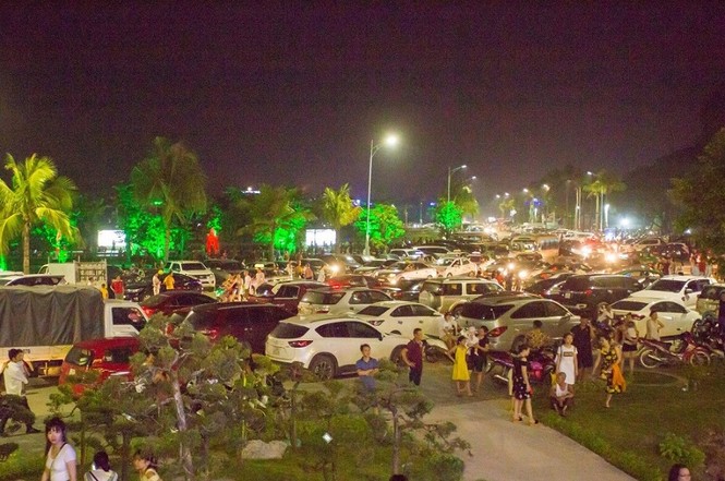 Miễn phí vé vào khu vui chơi, đảo Tuần Châu chật cứng người - ảnh 2