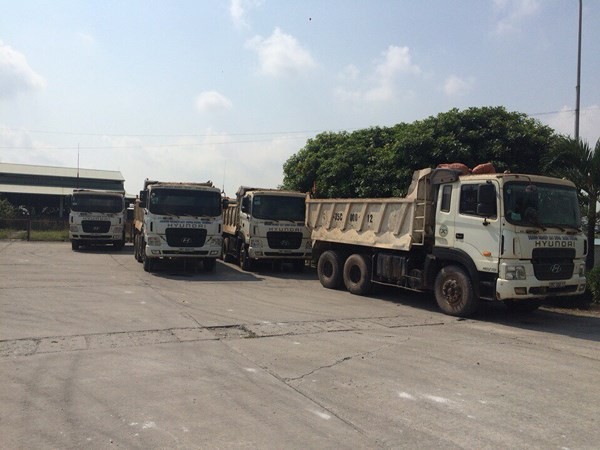 Xe tải dàn hàng ngang chắn đường, tài xế 'cướp' giấy tờ trên bàn CSGT - ảnh 2