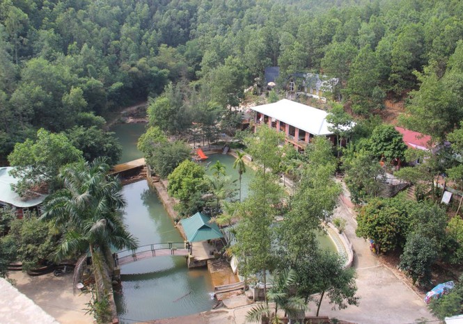 Ngăn suối, dựng nhà làm khu du lịch trái phép - ảnh 1
