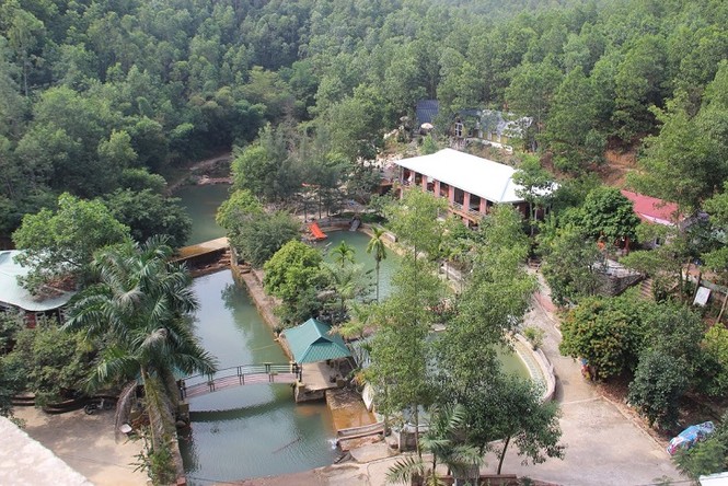 Ngăn suối, dựng nhà làm khu du lịch trái phép: Sẽ tháo dỡ công trình vi phạm - ảnh 1