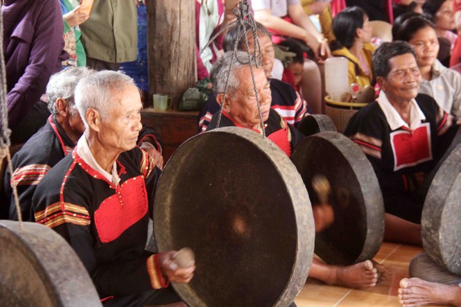 Chiêng, trống nổi lên sau lễ cúng