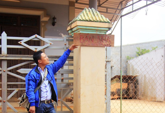 Người dân treo biển báo bán nhà