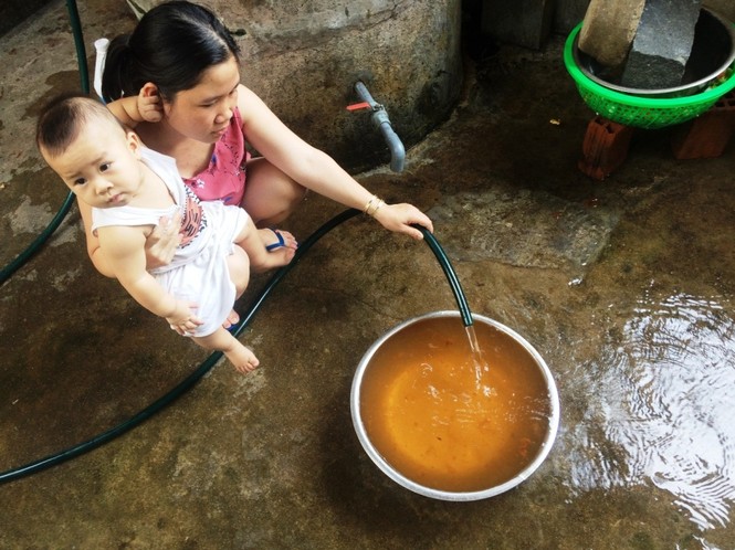 Nước máy Trạm nước sinh hoạt huyện Krông Pa vàng đục, đầy cáu bẩn