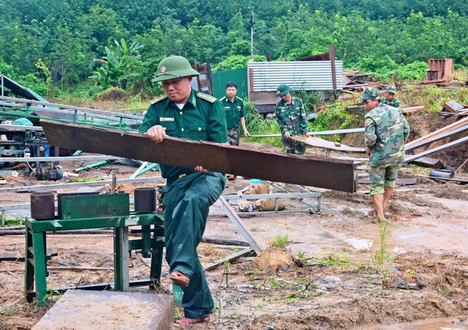 Hàng trăm cán bộ, chiến sĩ giúp người dân thu nhặt tài sản sau lũ quét - ảnh 1