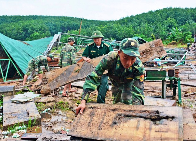 Hàng trăm cán bộ, chiến sĩ giúp người dân thu nhặt tài sản sau lũ quét - ảnh 2
