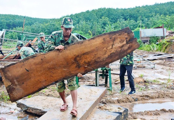 Hàng trăm cán bộ, chiến sĩ giúp người dân thu nhặt tài sản sau lũ quét - ảnh 3
