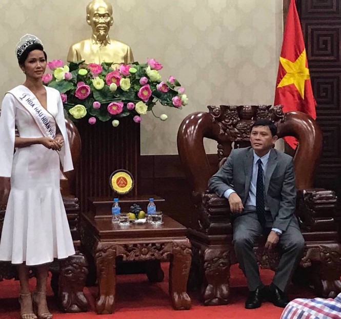 Tỉnh Đắk Lắk tặng bằng khen cho Hoa hậu H’Hen Niê - ảnh 2