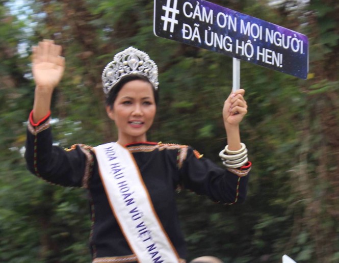 Đoàn 12 xe cày của buôn làng Ê Đê rước Hoa hậu H'Hen Niê về nhà - ảnh 3