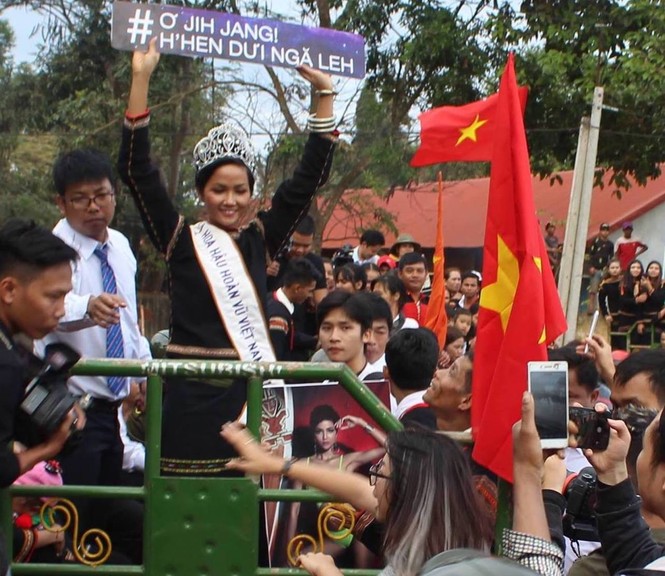 Đoàn 12 xe cày của buôn làng Ê Đê rước Hoa hậu H'Hen Niê về nhà - ảnh 1